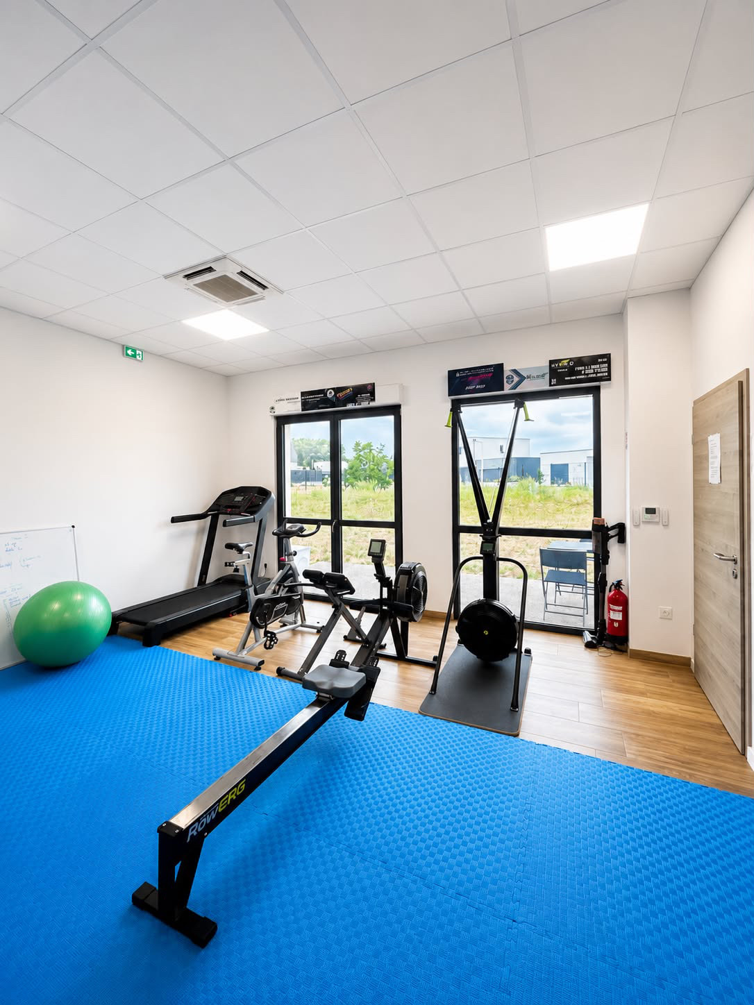 Espace cardio et endurance, rameur, vélo, tapis de course et ski erg, du cabinet de kinésithérapie du sport de Lionel Guennou, entre Sélestat et Colmar