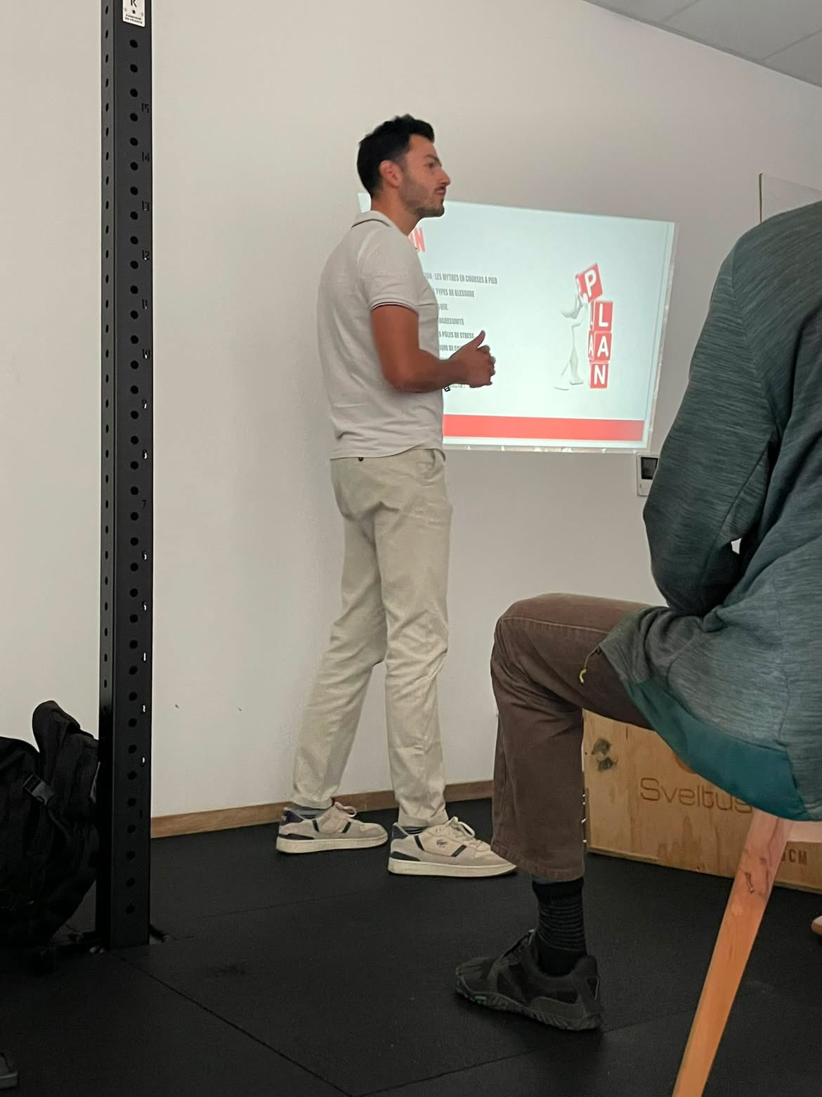 Lionel Guennou en conférence sur la prévention des blessures et la course à pied, à Marckolsheim