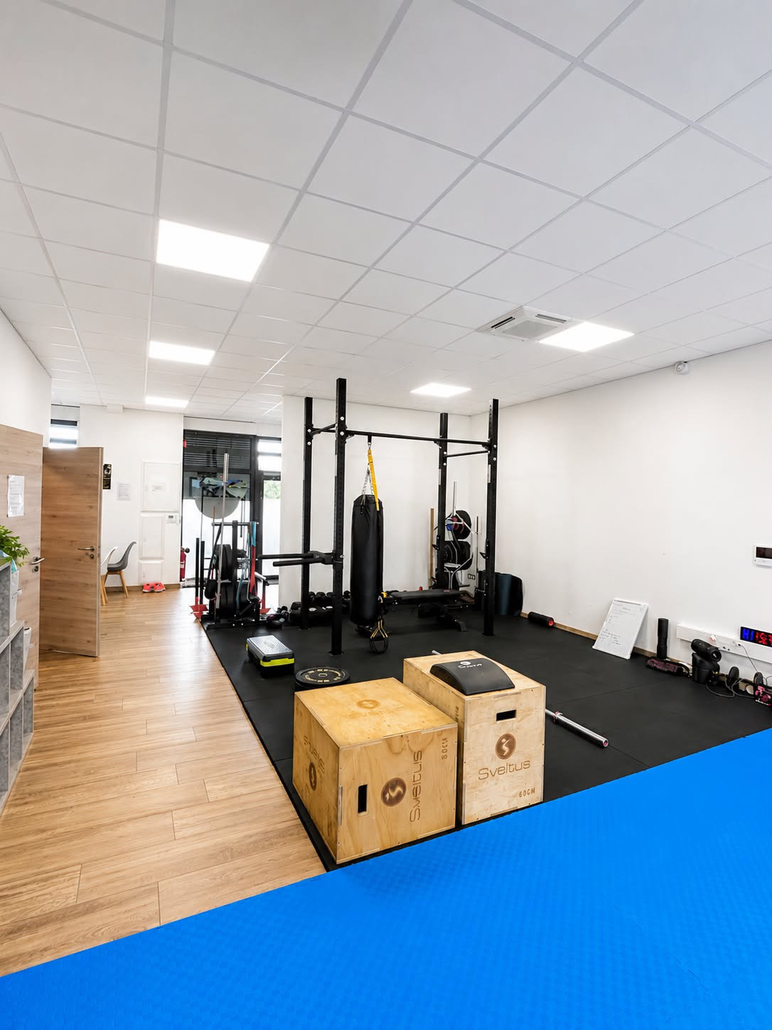 Plateau de musculation et de réathlétisation, rack et plyo box, du cabinet de kinésithérapie du sport à Marckolsheim